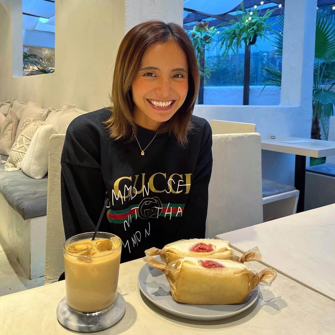 佐野千晃のインスタグラム：「⁡ フルーツサンドっておいぴーよね🤤 ⁡ でもね、、、、この真ん中のイチジク的なやつドサっと落としちゃった🥺 ⁡ かなし🥺 ⁡ #natural #healthy #good #gilrs #gilr #cool #cute #ooted #selfie #self #face #スポーツ女子 #スポーツ #ハワイ #笑顔 #ひまわり#おしゃカフェ #なのに #盛大に #叫ぶ」