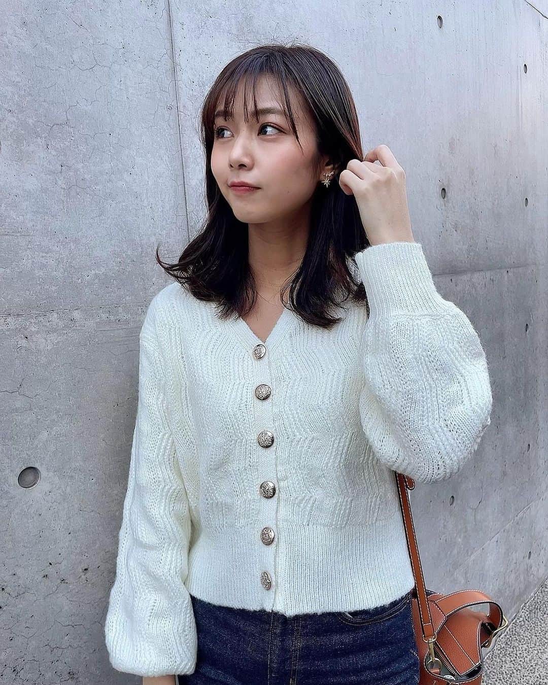 杉浦みずきのインスタグラム：「. 白のニットカーディガン🤍 たまにはこういうガーリー系も可愛い☃️  最近冬服とか新しいコスメをめちゃくちゃ買ってしまった 化粧品変えると気分があがるね♡💄 ・ ・ #私服 #冬服 #冬服コーデ #ニットコーデ #白ニット #ニットカーディガン  @andrabbit_official」