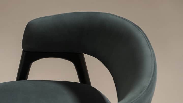 Baxterのインスタグラム：「Discover new CORINNE chair and its elegant curves by @roberto_lazzeroni  #BaxterWorldwide2021 #baxtermadeinitaly #baxter #newcollection #ww2021 #design #madeinitaly #leather #interiordesign #italiandesign #luxury #style #furniture #furnituredesign #moodbook2022 #chair #leatherchair」