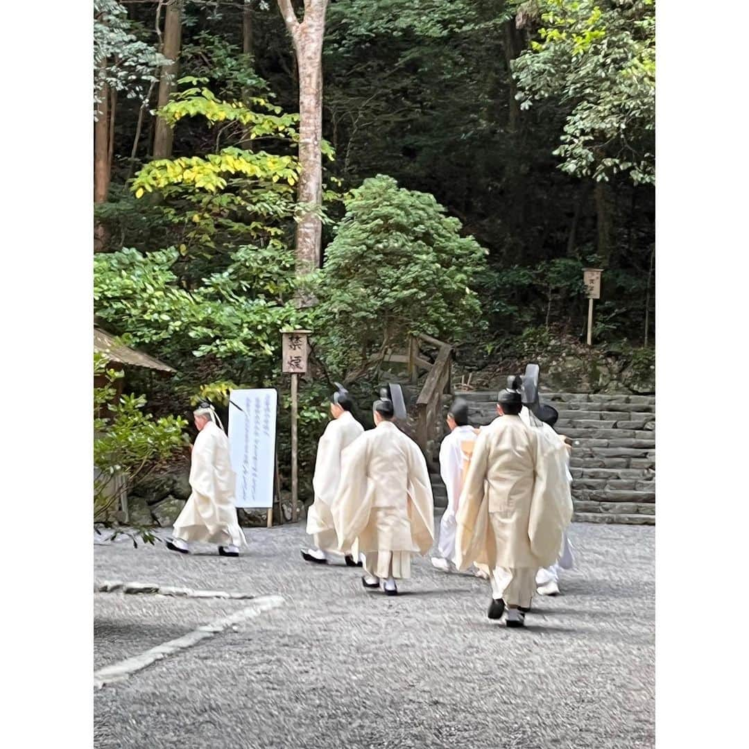 石井佳苗さんのインスタグラム写真 - (石井佳苗Instagram)「⁡ 今日は、 伊勢神宮の参拝をしてきました。 ⁡ 早朝、二見浦でご来光を浴びて、 一年の穢れを落とし、お清めしてから 外宮へ。 ⁡ 幸運にもこの日、 風宮で、新嘗祭の神事が行われていたので、 見学させて頂く事ができました。 とても静かで、厳かでした。 新嘗祭は、収穫された新穀を神に奉り、 その恵みに感謝するという神事だそうです。 ⁡ その後猿田彦神社に行き、来年の抱負を祈願して、 内宮では、ひたすら感謝してまいりました。 ⁡ 全てが美しく、この時期に訪れる事が出来て、 本当に幸運でした。✨✨✨✨ ⁡ 平日ながらとても賑わっていました。 休日は避けた方が良さそうな感じです…😌😌😌 ⁡ ⁡ #伊勢神宮参拝」11月26日 20時01分 - kanaeishii_lc