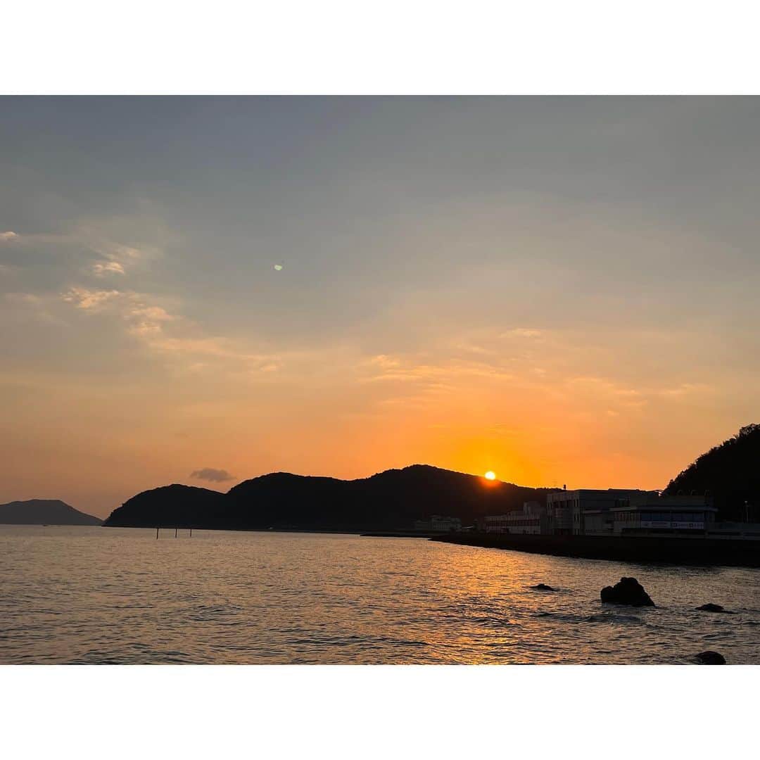 のインスタグラム：「⁡ 今日は、 伊勢神宮の参拝をしてきました。 ⁡ 早朝、二見浦でご来光を浴びて、 一年の穢れを落とし、お清めしてから 外宮へ。 ⁡ 幸運にもこの日、 風宮で、新嘗祭の神事が行われていたので、 見学させて頂く事ができました。 とても静かで、厳かでした。 新嘗祭は、収穫された新穀を神に奉り、 その恵みに感謝するという神事だそうです。 ⁡ その後猿田彦神社に行き、来年の抱負を祈願して、 内宮では、ひたすら感謝してまいりました。 ⁡ 全てが美しく、この時期に訪れる事が出来て、 本当に幸運でした。✨✨✨✨ ⁡ 平日ながらとても賑わっていました。 休日は避けた方が良さそうな感じです…😌😌😌 ⁡ ⁡ #伊勢神宮参拝」