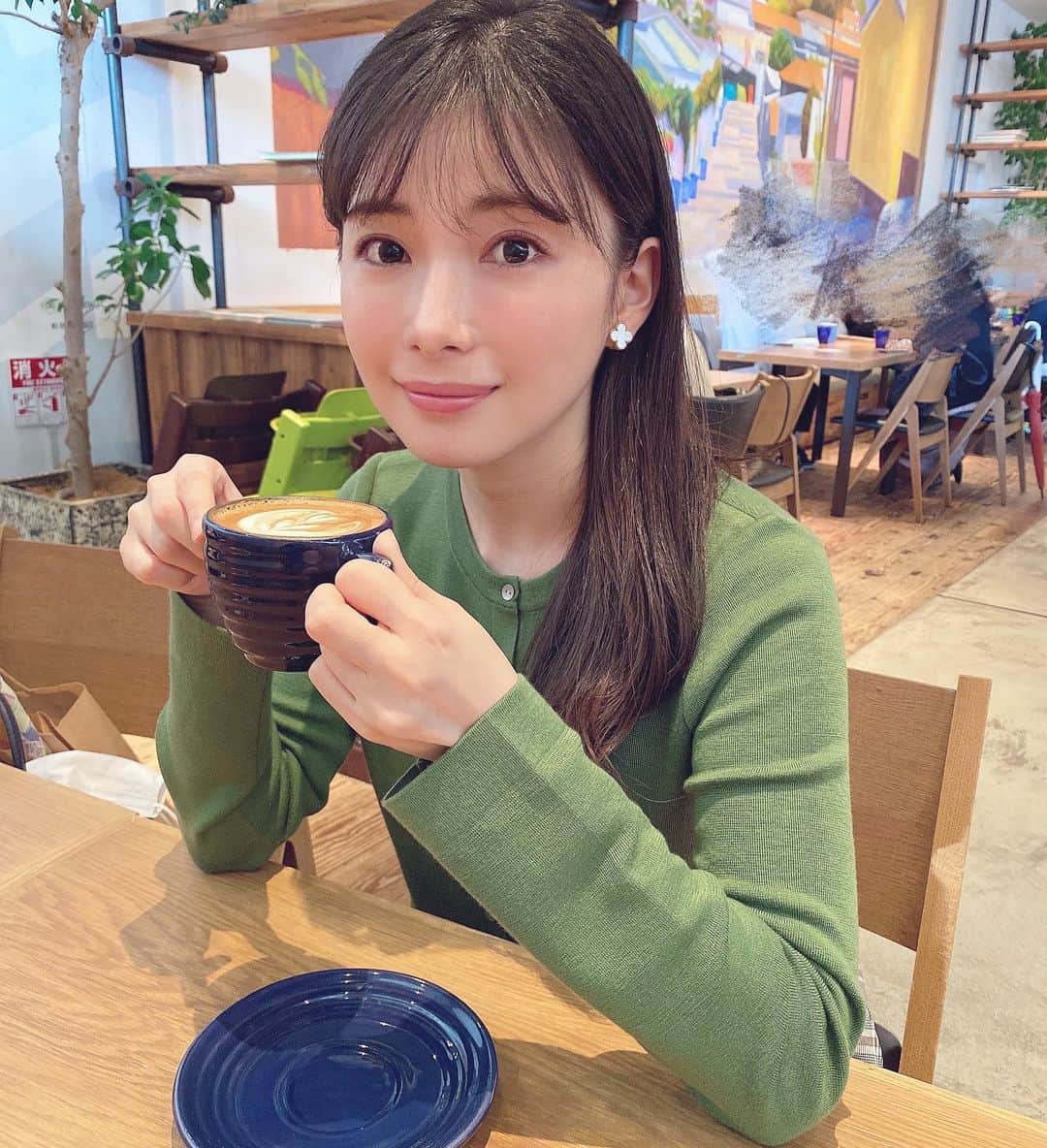のインスタグラム：「緊急宣言が終わり、母と大阪観光したときの写真☺️ 水族館のニフレル行って、お買い物してリッツで中華食べてゆっくりして、、あとはクリニックでシミ取りしてあげた笑☺️  2枚目はクマノミの子ども🐠ミニマムサイズすぎて可愛かった🥺  今回は親孝行のつもりのプチ旅行だったけど、やっぱり私の方がまた元気もらったな🤣🧡 いつもありがとう！  #ありがとう #大阪カフェ #大阪グルメ #ニフレル #万博 #foxey」