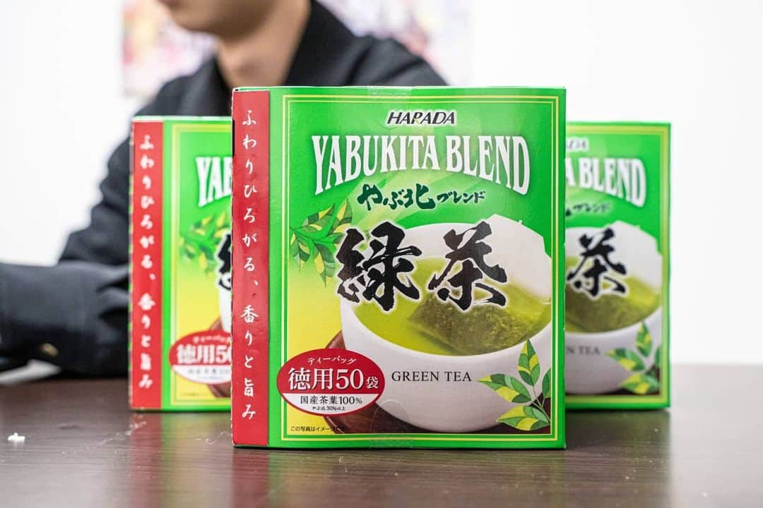 さるえるさんのインスタグラム写真 - (さるえるInstagram)「最近は編集のお供に緑茶を飲むのにハマってる👍  やぶ北ブレンド緑茶はティーバッグで簡単に淹れれるからおすすめ！ アイスでもホットでも美味しくいただけるよん 甘みもあって飲みやすかった🙆‍♂️  #ハラダ製茶 #やぶ北ブレンド #源宗園 #PR」11月26日 20時05分 - sarrouel_intera