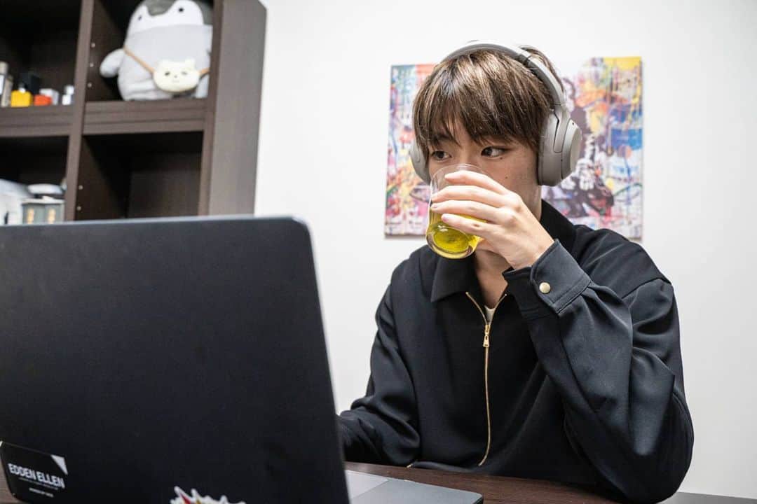 さるえるのインスタグラム：「最近は編集のお供に緑茶を飲むのにハマってる👍  やぶ北ブレンド緑茶はティーバッグで簡単に淹れれるからおすすめ！ アイスでもホットでも美味しくいただけるよん 甘みもあって飲みやすかった🙆‍♂️  #ハラダ製茶 #やぶ北ブレンド #源宗園 #PR」