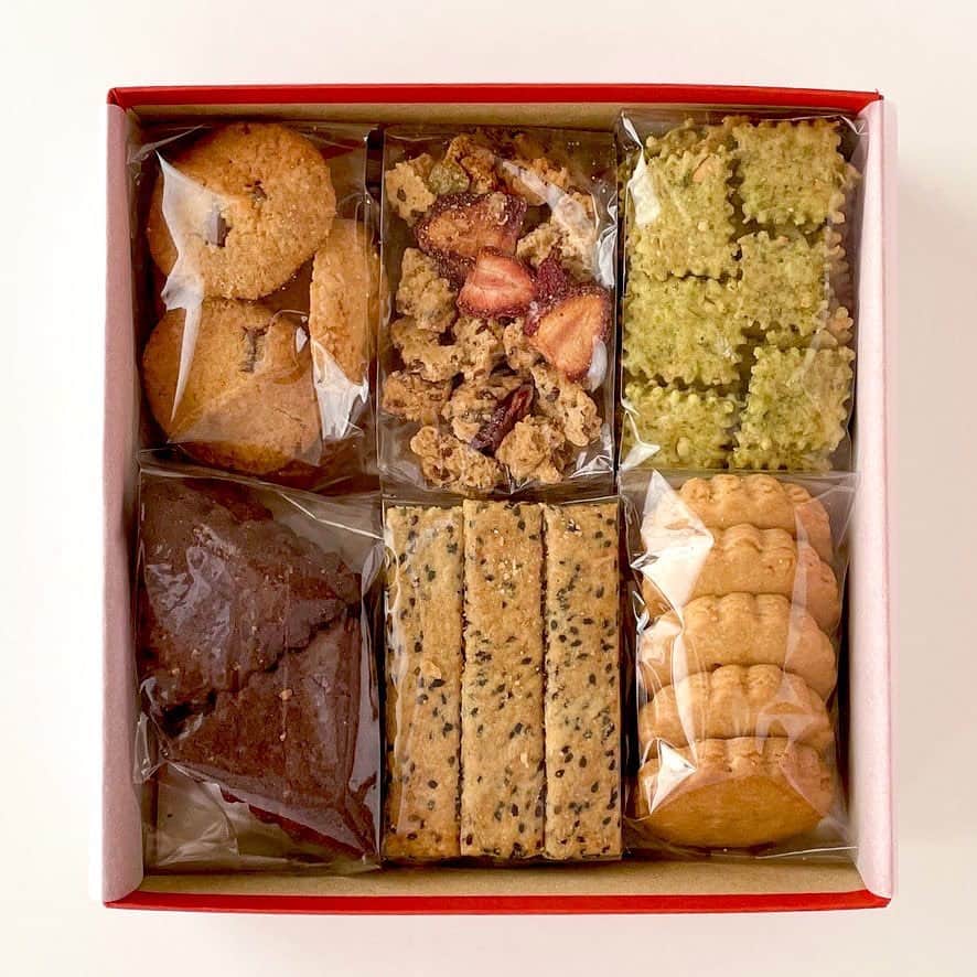 なかしましほ（foodmood）さんのインスタグラム写真 - (なかしましほ（foodmood）Instagram)「明日27日、12月のオンラインショップの受付をスタートします。 冬のクッキーBOXに今年はいちごのグラノーラが入ります。他にもチョコアースケーキやチョコシフォンなど、12月分をまるっと受付しますので、プレゼントや帰省のお土産にぜひご利用ください。」11月26日 20時15分 - foodmoodshop