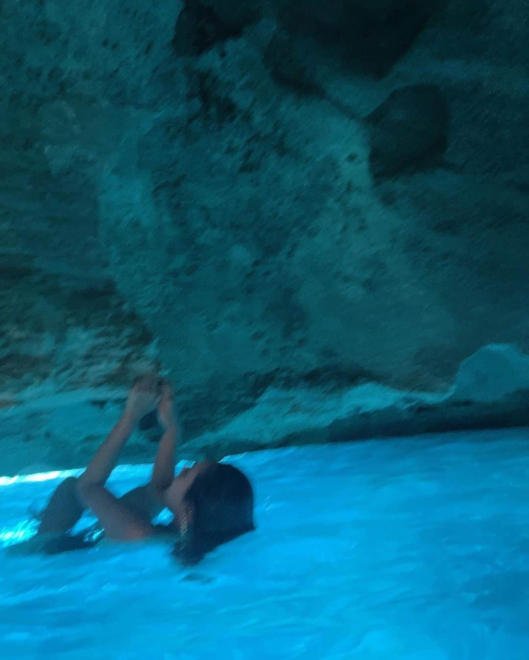 てんちむさんのインスタグラム写真 - (てんちむInstagram)「めっちゃ神秘的な洞窟🙋‍♀️名前不明🙋‍♀️笑 ここはシュノーケリングがメインらしいんだけど、シュノーケルグッズを持っていない私は「Go!Swim!」と船を降ろされ、ゴーグルとヒレつけてシュノーケリルしてる他の観光客に混じって生身で溺れながら海泳いで洞窟へ行った🙋‍♀️マジで過酷すぎ🙋‍♀️ クソ体力持ってかれて岩見つけたらしがみついて休憩してたんだけど、途中から疲れすぎて岩探ししていたため、気がつけばロッククライミング状態でした  でもめちゃキレイ✨わりと穴場✨ やっぱり現地の人のオススメ聞くの最高」11月26日 20時19分 - super_muchiko