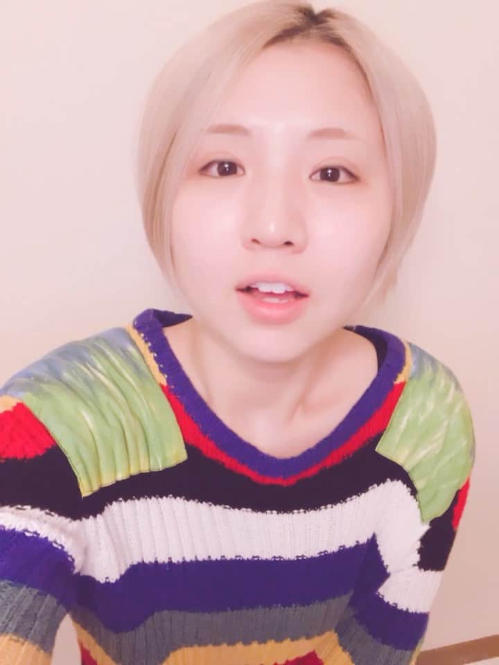 阿部真央のインスタグラム：「明日！20時！ YouTube遊びにきてください✨ 明日は最後まで見て欲しい理由があるんです！是非！  アクセスするだけで誰でもライブ楽しめます🍀よろしくお願いします🥺  #AbeMaoYouTubeLive  #阿部真央」