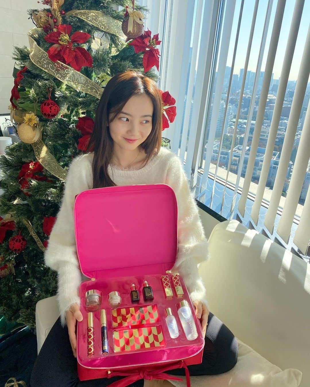 青山舞莉さんのインスタグラム写真 - (青山舞莉Instagram)「christmas tree 出したよ🎄 @esteelauderjapan エスティローダー メークアップ コレクションとてもお気に入り🤍だれにプレゼントしよっかな🥰🎁   これ使いはじめて肌の調子がとっても良くなったし、メークも冬服にとても合わせやすいカラーだよ🥺ぜひみんなもプレゼントしてね🎁  #エスティローダー#メークアップコレクション2021#甘いご褒美#PR」11月26日 20時22分 - milez728