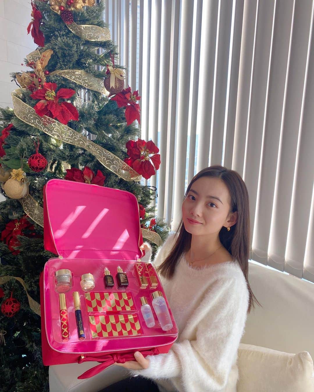 青山舞莉のインスタグラム：「christmas tree 出したよ🎄 @esteelauderjapan エスティローダー メークアップ コレクションとてもお気に入り🤍だれにプレゼントしよっかな🥰🎁   これ使いはじめて肌の調子がとっても良くなったし、メークも冬服にとても合わせやすいカラーだよ🥺ぜひみんなもプレゼントしてね🎁  #エスティローダー#メークアップコレクション2021#甘いご褒美#PR」