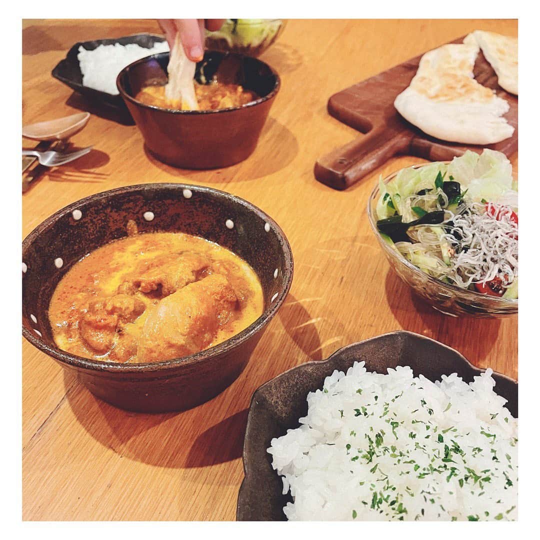 笹峯愛のインスタグラム：「いろいろ作りたくない時は 頭を使いたくない時。  なので  手が込んでいるようで ただただ考えずに 漬けたり炒めたり煮込んだする バターチキンカレーは 美味しいし、楽ちんです。  #晩ごはん #バターチキンカレー  #手間 なようで #そうでもない」