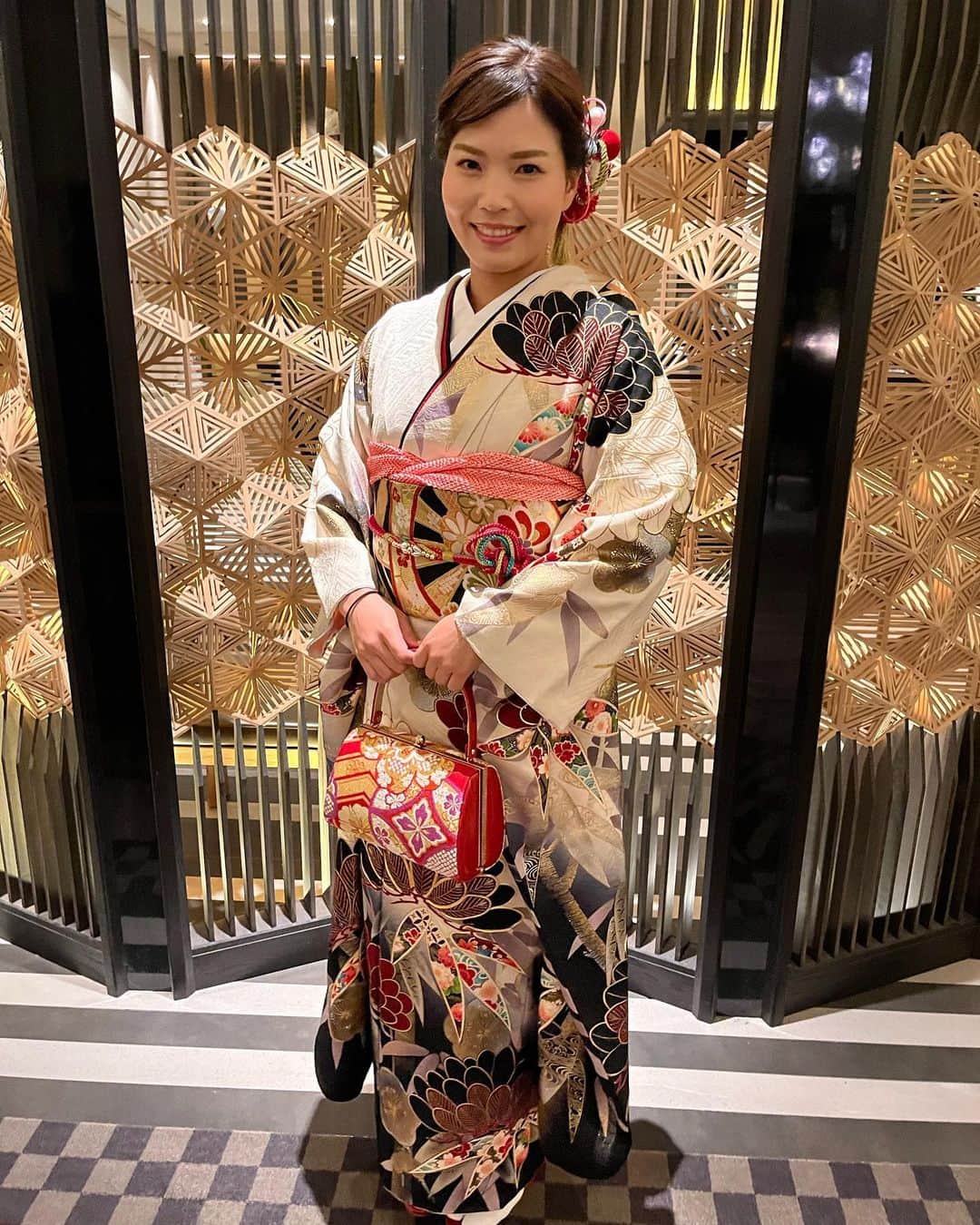 尾崎里紗のインスタグラム：「昨日、在日フランス商工会議所 ガラ・パーティーに吉田友佳さんと一緒に参加させて頂きました。 新しい方との交流や、オーケストラなどを聴くことが出来てとても楽しい時間でした😊 ⁡ そして今回も、いせや呉服店様 @iseya5298 に衣装をお借りしました。 素敵な振袖を着させて頂きありがとうございました✨ ⁡ ⁡ ⁡ #glico  #powerproduction  #head  #headtennis_official #headjapan #teamhead  #stchristopher #セントクリストファー #センクリ #テニック #株式会社タイド  #TIDE.  #gram3  #グラムスリー  #tbc_aesthetic  #エステ  #エステティックtbc  #尾崎里紗  #risaozaki  #tennis  #tennisplayer  #テニス  #fitness」