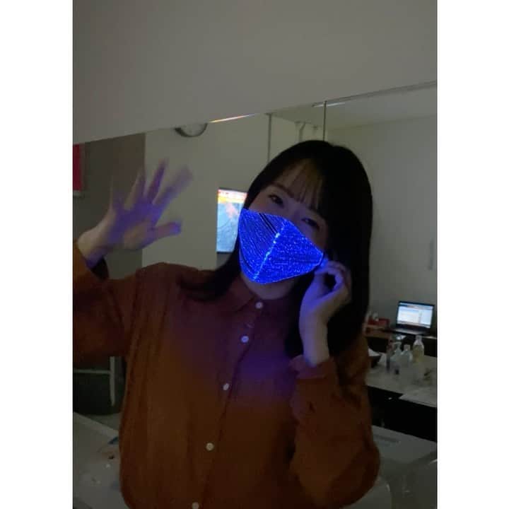 河村綾奈のインスタグラム：「＼メリークリスマス🎄／  #楽しいいただきもの #光るマスク 八谷ちゃん撮影ありがとう❤️」