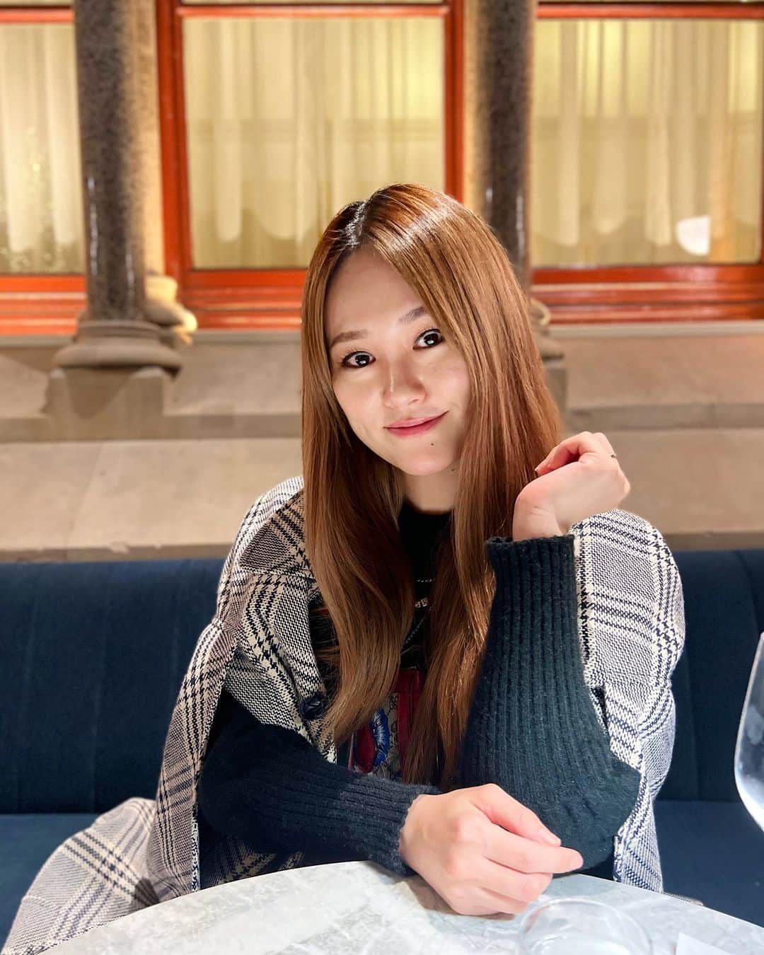 のインスタグラム：「みんな、ライブ遊びに来てくれてありがとうございます☺️ 今度は私一人でやってみるけど、どんな内容でお話ししようかなぁ？🍷 コメント欄で教えてね〜💕 あと、22時くらいのスタートがいいかな？ . . Coat @gucci  Hotel @stpancrasren」