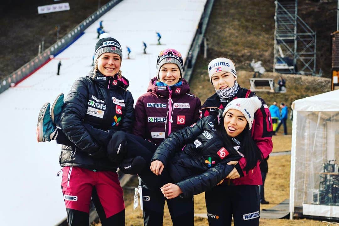 マーレン・ルンビのインスタグラム：「Sender alt jeg har av lykke til denne gjengen i Russland idag. Rennene kan du se på @viaplaysportnorge. Om ett år håper jeg å stå på startstreken sammen med dere💪」