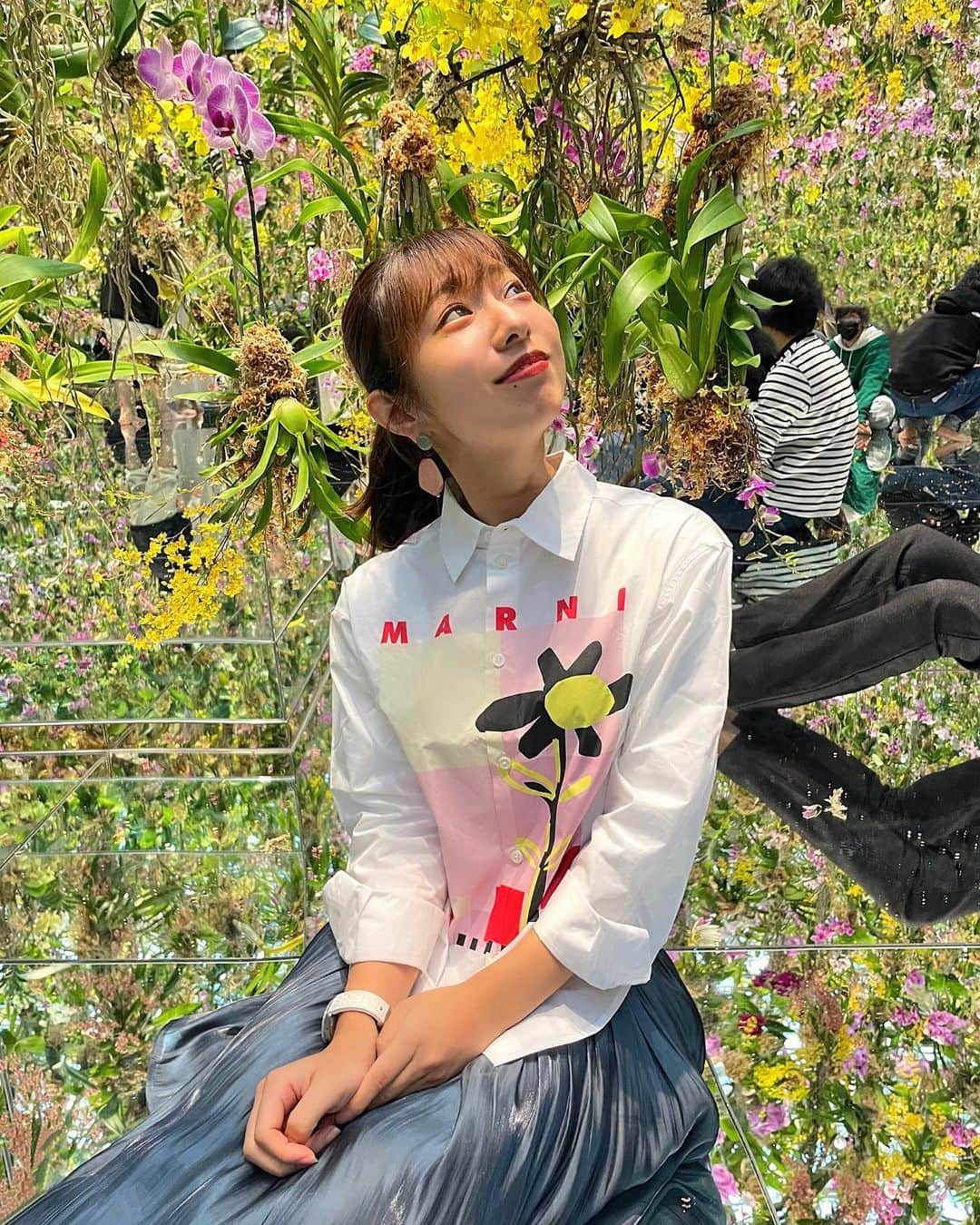 のインスタグラム：「💠 . チームラボの新エリアに行ってきました✨ 発想力とか世界観が素敵で 想像の3倍は楽しめました🥰 . こんなにお花に囲まれたの 春に見たネモフィラ以来💙 また他のエリアの写真も今度投稿します〜！ . #チームラボ #teamlabplanets  #豊洲 #outfit #marni #花だらけ」