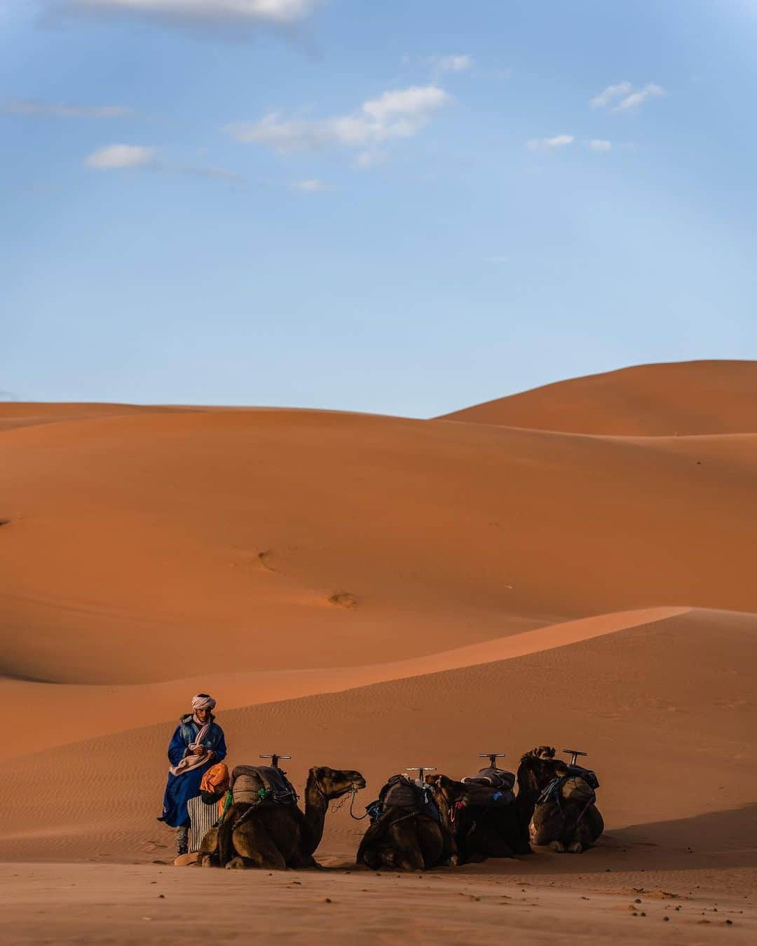 近藤あやさんのインスタグラム写真 - (近藤あやInstagram)「⠀ サハラ砂漠🏜🐪での体験は、 @airbnb で予約したホテルのツアー🐪🏨  ホテルにおっきな荷物置いて、 1泊分だけ持って旅に出ました🐪  3時間先に、テント(グランピング？)があった🏜😳  お湯出る(と言われていたが実際でなかった。笑) でも布団と毛布があるだけ快適🥺✨  それ以外は、夕日と星空、 朝日しかない。 もちろん電波もない。  完成されているおしゃれな世界もいいけど、 私はこういう無完成な旅が好きだ。  大人になると、自分が動かない限り、 新しい世界を知る機会や、体験することが どんどん減ってくる。  自分の中のワクワクや、 発見でときめくことが減ってくる。  そういう心のメーターを動かしてくれるのが 旅だと思ってる。  いつまでも、ワクワクと発見と、出会いをたくさんしたいから私はこれからも旅に出たいと思う👫🌎  #airbnb #thanksairbnb 💘 #エアビー #モロッコ #砂漠 #サハラ砂漠 #メルズーガ #メルズガ #ラクダ #saharadesert #moroccotravel #moroccotrip #モロッコ旅行」11月26日 21時05分 - doraemontoaya