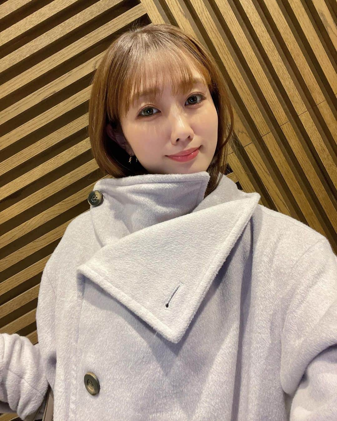 水越愛華さんのインスタグラム写真 - (水越愛華Instagram)「昨日の投稿のコート🧥💜  いつもの自分だったら ベージュかブラウンにするけど 挑戦してこれにした💜🧥  うすーくパープル味があって、 首まであったかくてお気に入り🤤💜  昨日の投稿みたいに前を開けて着れば 首元すっかりだし、 上までボタン閉めれば首までぬくぬく🤤 2wayとかお得で大好きな言葉♡(笑)  #rienda#pr #2wayHNオーバーウールCT」11月26日 21時06分 - iamemika21