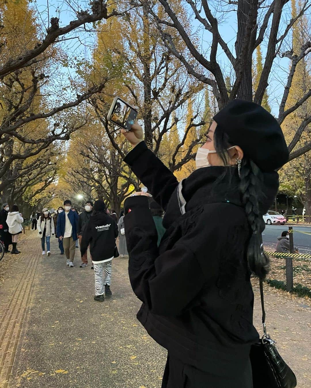 おもてちゃんのインスタグラム：「歩こ〜歩こ〜☀️🤳🧶」