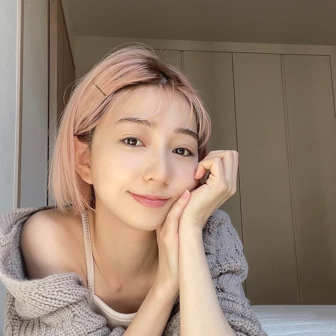 松尾 瞳のインスタグラム：「. ロート製薬様から肌ラボの 極潤プレミアムを頂きました🌿　  極潤は７種類ものヒアルロン酸がたっぷり 配合されていて高級感のあるとろっとした テクスチャー、、なのにドラッグストアで お手頃に買えるコスパ◎な化粧水🧴🤍  ほんとにとろとろで濃密だから一見 馴染みにくそうに見えるんだけど 使ってみるとまったくそんな事なかった！ スッと馴染んでうるおいが長時間続く化粧水です🧖🏻‍♀️  私は洗顔後はもちろん、気づいた時や 寝る前の追い保湿にも使ったりしてるよ〜 秋冬は保湿しても保湿しても 乾燥してる気がするので、、🌾笑 こまめに保湿するのがオススメです🍑  #一周回って肌ラボ #肌ラボ #極潤プレミアム #スキンケア #化粧水 #ヒアルロン酸 #ロート製薬_PR」
