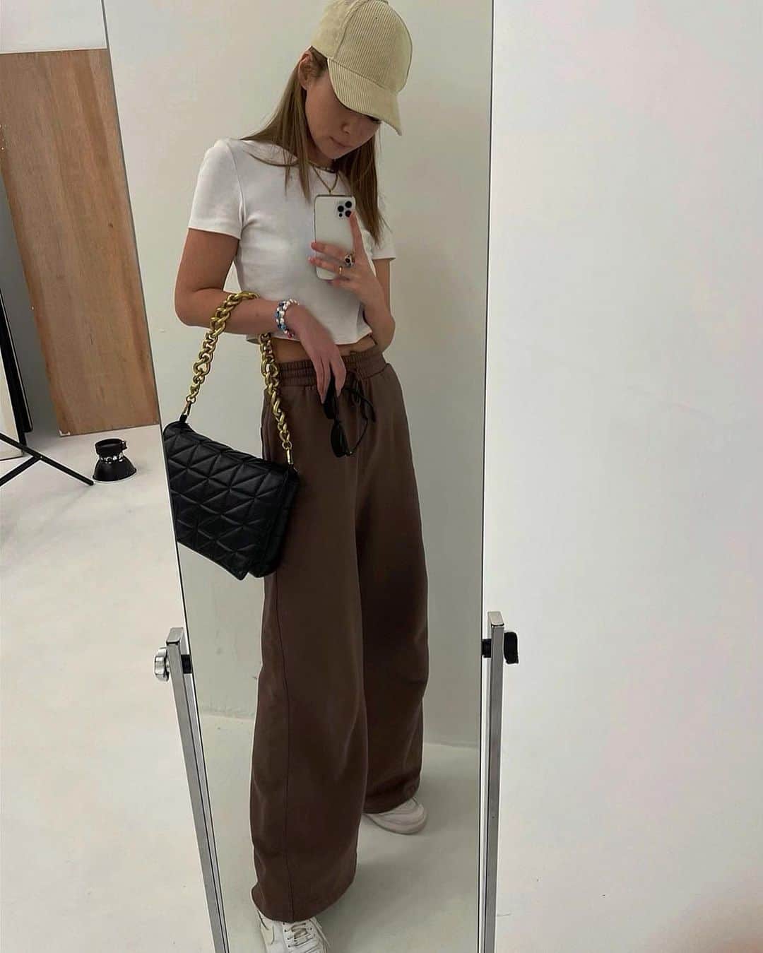 長谷川唯のインスタグラム：「・ ・ UNUSEDのパンツ形が良く、やはり可愛いすぎ🤎いい物はずっとずっと使えちゃう✨暑がりの寒がりだから大変だーー🙄 ・ ・ #ootd #fashion #fashionista #コーデ #コーティネート #me #happy #code #love #instagood」