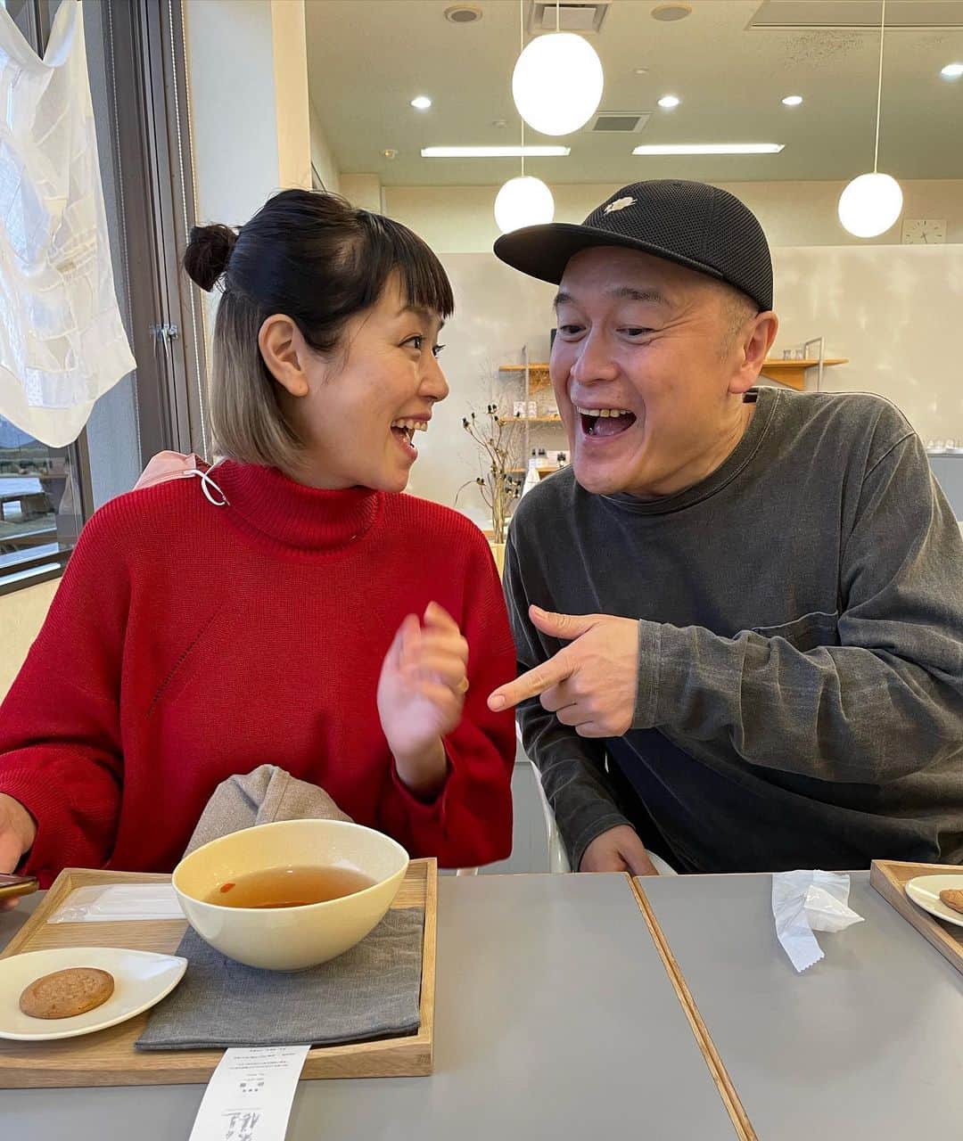 加藤紀子のインスタグラム：「今回、 鹿児島 @ash_designcraft  巡り、オフィシャルカメラマンとして、えみりちゃんと私、 作家さん達との出会いを 夫が押さえてくれました📸  まだまだシェアしたい写真がいっぱいなので、ポストさせてくださいませー  #ash_2021」