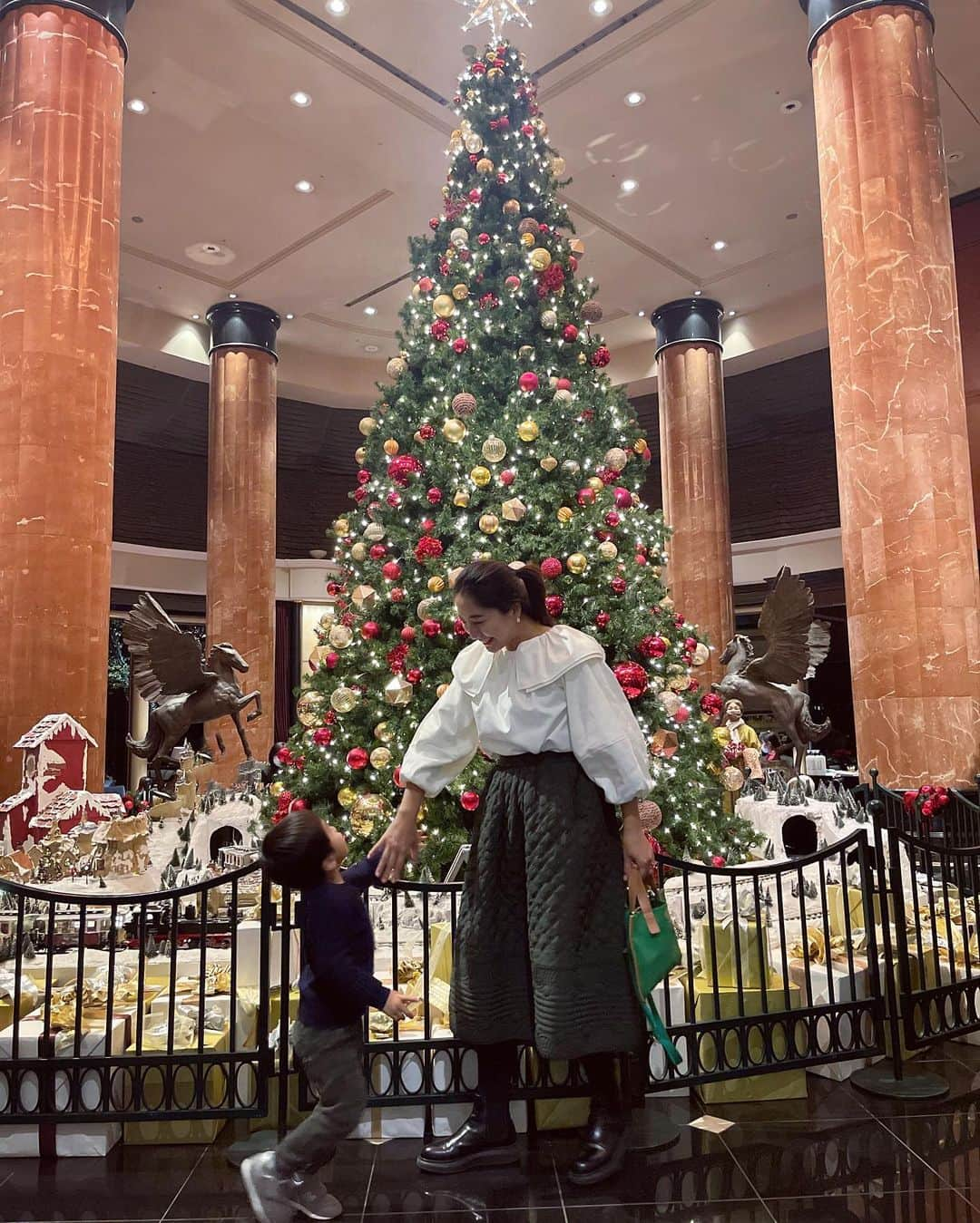 小川ひとみさんのインスタグラム写真 - (小川ひとみInstagram)「Christmasには必ず行きたくなる Westin Tokyo🥰✨ 今日は友人達とFriday nightらしい 花金を過ごせて幸せでした🎁  blouse/ @riko.tokyo_official  skirt/ @chesty_official  #love @TGIF #tokyo #westin」11月26日 22時08分 - hitomy220