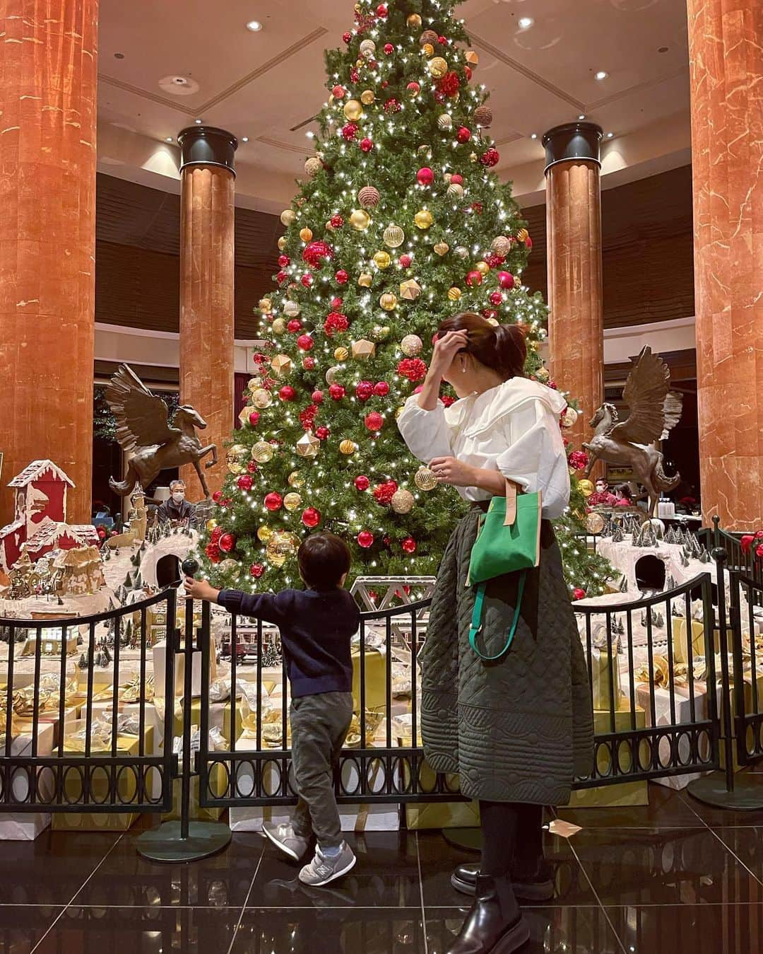 小川ひとみさんのインスタグラム写真 - (小川ひとみInstagram)「Christmasには必ず行きたくなる Westin Tokyo🥰✨ 今日は友人達とFriday nightらしい 花金を過ごせて幸せでした🎁  blouse/ @riko.tokyo_official  skirt/ @chesty_official  #love @TGIF #tokyo #westin」11月26日 22時08分 - hitomy220