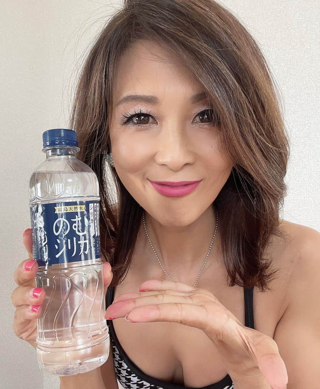 Naoko（なおこ）さんのインスタグラム写真 - (Naoko（なおこ）Instagram)「綺麗な人はたくさん水飲むし 水の質にもこだわってるよね。  有名な 『のむシリカ』は、 中硬水なのに飲みやすいし、 ミネラルの含有量が多いから 新陳代謝がよくなり美肌効果があるから美意識高い人がよく飲んでるね。 良くみるもん。 ジムでも。あ、男子も 飲んでるね。  デトックスできるし 代謝アップするのが 一番うれしー。  料理にも使えるし美味しくなるよ。  今なら 20%OFFキャンペーン 2箱以上で送料無料試すならいまよ。  #シリカ #シリカ水 #のむシリカ  #ナチュラルミネラルウォーター #霧島天然水 #美容 #デトックス #ダイエット # ケイ素 #霧島天然水 @nomusilica_official」11月26日 22時12分 - smile_naohibi