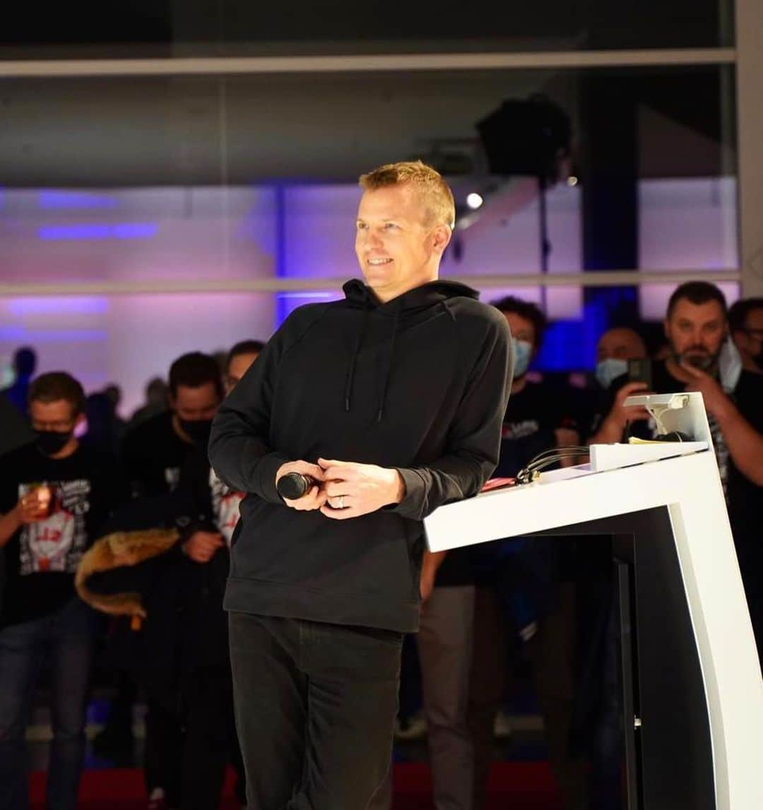 キミ・ライコネンのインスタグラム：「Thank you everyone for a night to remember. Thank you everyone for all the years together. Thank you for your hard work. Thank you for all the memories. You are good people. Sincerely Kimi @alfaromeoracingorlen」