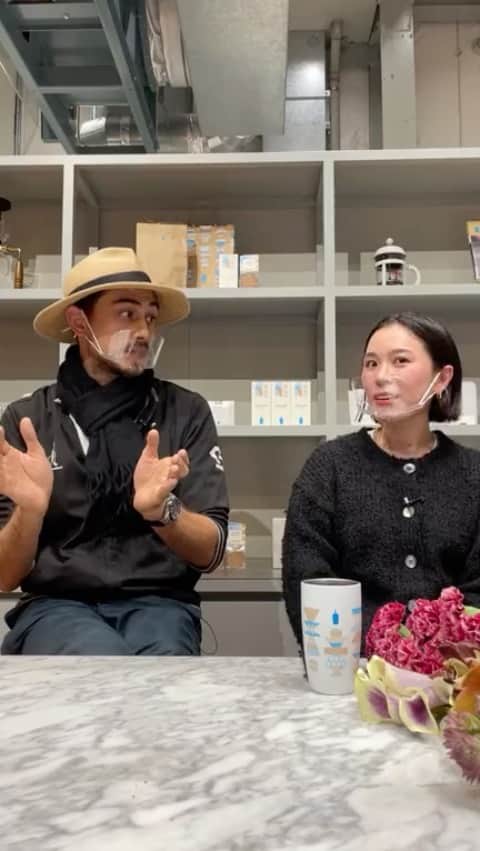 のインスタグラム：「初インスタライブです！ブルーボトルのホリデーコレクションのコラボでアレンジを作りました！(動画の半分くらいから作ってます) いや〜楽しかった、2022年はこう言うのもっとやりたいと思いまーす🌞  That’s a wrap thanx @bluebottlejapan for the fun time!  #flowers #akivazama #hanatombo #flowersforbluebottle」