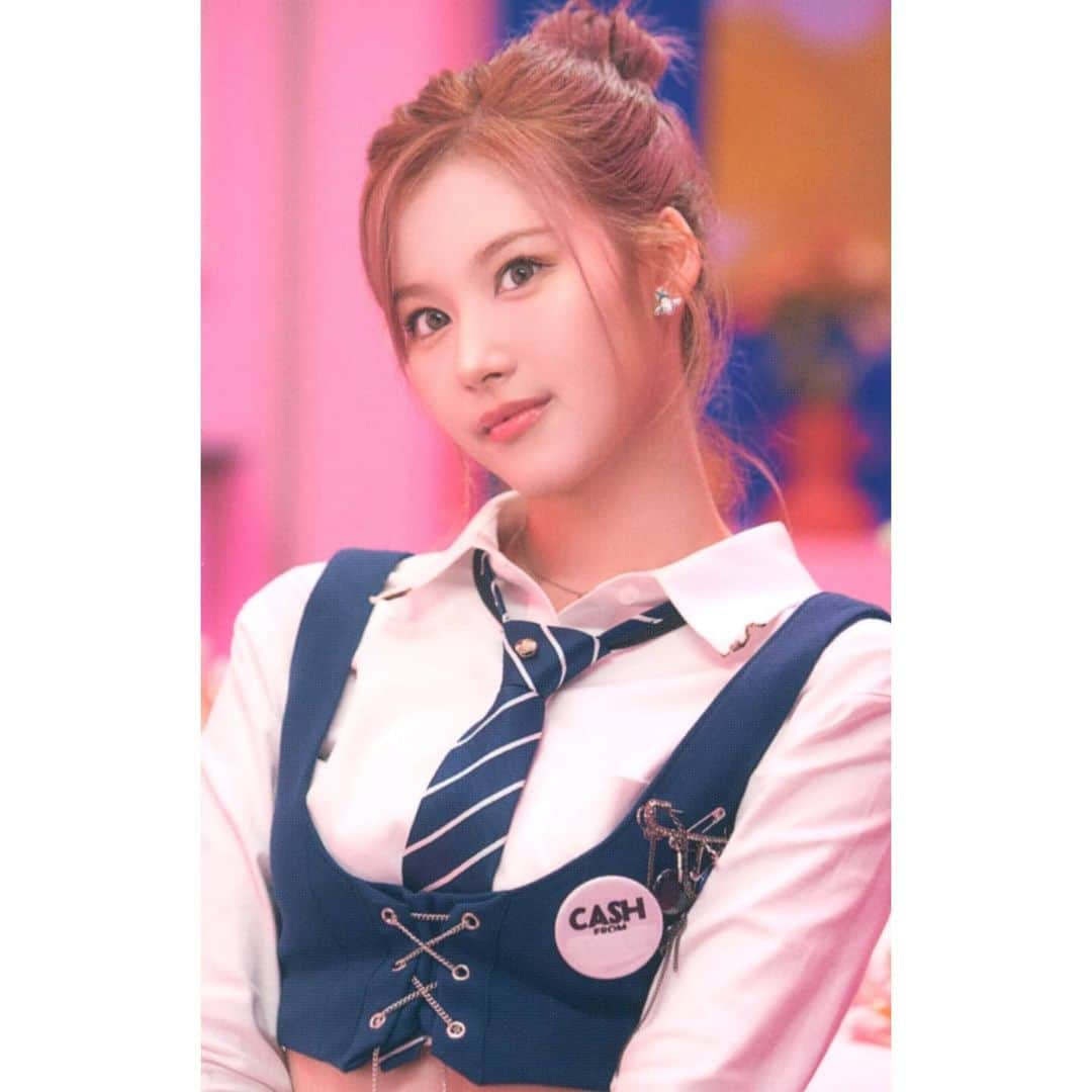 サナさんのインスタグラム写真 - (サナInstagram)「[SCAN] TWICE 3rd Full Album "Formula of Love: O+T=<3" - Photocard . Cr. Njmsjmdct2 ーーーーーーーーーー Follow > @sana.twice.kr < . @twicetagram #TWICE#트와이스#ONCE#Sana#사나 #Nayeon#나연#Jeongyeon#정연#Momo#모모#Jihyo#지효#Mina#미나#Dahyun#다현#Chaeyoung#채영#Tzuyu#쯔위」11月26日 22時43分 - sana.twice.kr