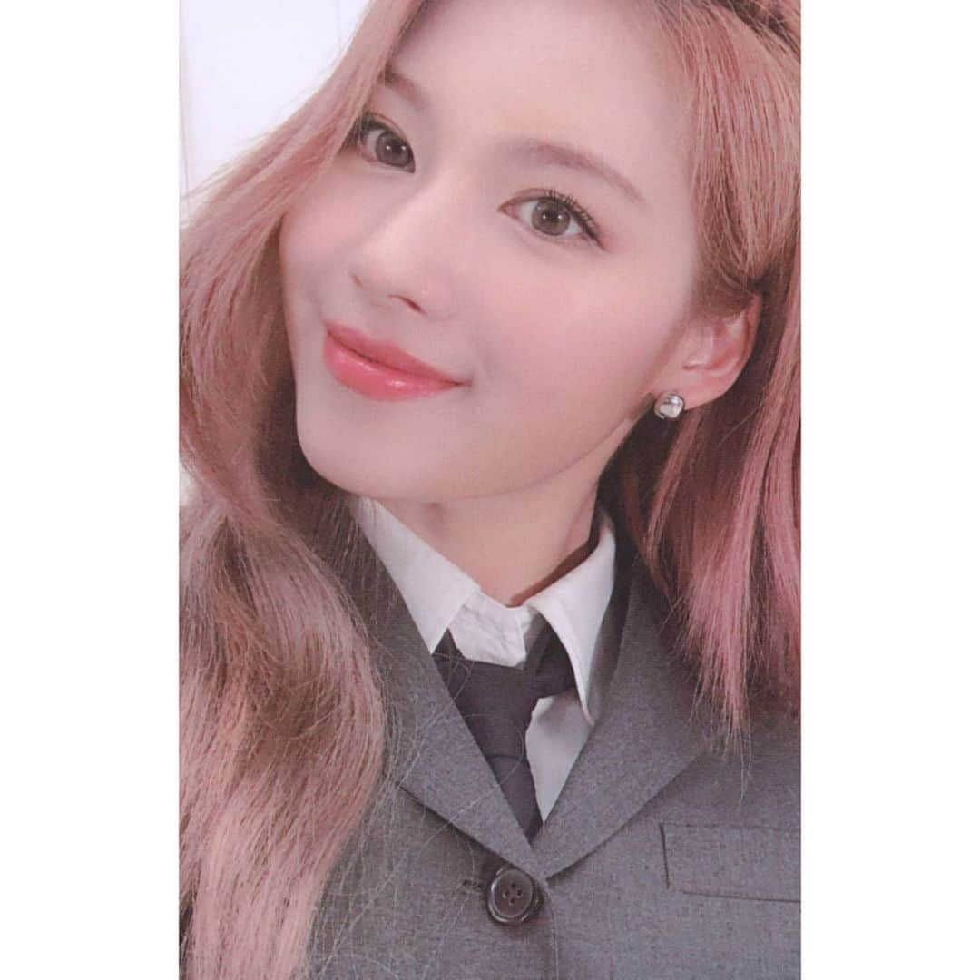 サナさんのインスタグラム写真 - (サナInstagram)「[SCAN] TWICE 3rd Full Album "Formula of Love: O+T=<3" - Photocard . Cr. Njmsjmdct2 ーーーーーーーーーー Follow > @sana.twice.kr < . @twicetagram #TWICE#트와이스#ONCE#Sana#사나 #Nayeon#나연#Jeongyeon#정연#Momo#모모#Jihyo#지효#Mina#미나#Dahyun#다현#Chaeyoung#채영#Tzuyu#쯔위」11月26日 22時43分 - sana.twice.kr