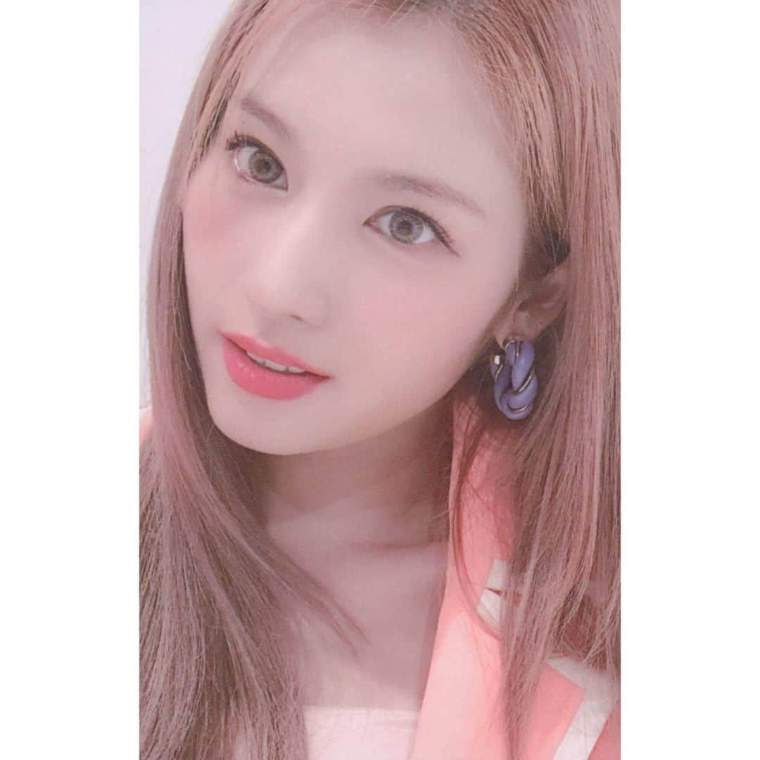 サナさんのインスタグラム写真 - (サナInstagram)「[SCAN] TWICE 3rd Full Album "Formula of Love: O+T=<3" - Photocard . Cr. Njmsjmdct2 ーーーーーーーーーー Follow > @sana.twice.kr < . @twicetagram #TWICE#트와이스#ONCE#Sana#사나 #Nayeon#나연#Jeongyeon#정연#Momo#모모#Jihyo#지효#Mina#미나#Dahyun#다현#Chaeyoung#채영#Tzuyu#쯔위」11月26日 22時43分 - sana.twice.kr