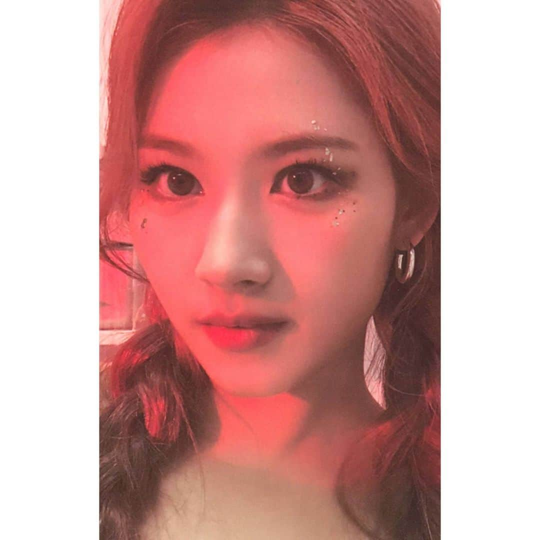 サナさんのインスタグラム写真 - (サナInstagram)「[SCAN] TWICE 3rd Full Album "Formula of Love: O+T=<3" - Photocard . Cr. Njmsjmdct2 ーーーーーーーーーー Follow > @sana.twice.kr < . @twicetagram #TWICE#트와이스#ONCE#Sana#사나 #Nayeon#나연#Jeongyeon#정연#Momo#모모#Jihyo#지효#Mina#미나#Dahyun#다현#Chaeyoung#채영#Tzuyu#쯔위」11月26日 22時43分 - sana.twice.kr