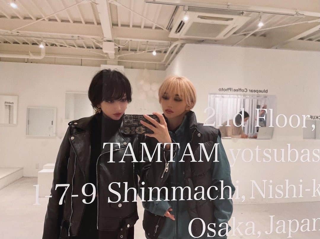 okamotosayaka のインスタグラム：「𓃠𓋹𓃩 . . . . . . . . . . . #twins#hairstyle#shorthair#fashion#makeup#code#cafe#osakacafe#blackhair#ridersjacket#双子#リアル双子#ファッション#コーデ#ライダース#ショートヘア#ショートカット#黒髪#黒髪ショート#カフェ#ヘアスタイル」