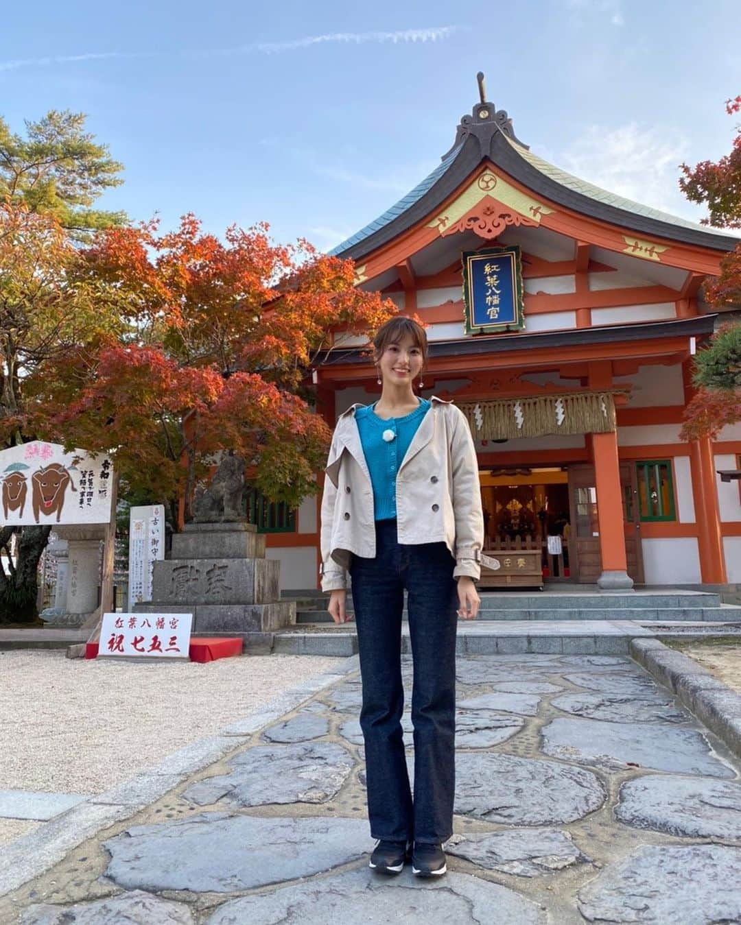 山下七子さんのインスタグラム写真 - (山下七子Instagram)「福岡市早良区 高取にある紅葉八幡宮さんの紅葉🍁 神社の建物と赤とオレンジのグラデーションの紅葉が映えてました✨ 紅葉って山を登ったり少し遠出をしたりしなくちゃ見れないイメージがあったけど、福岡市内で綺麗な紅葉が見られる場所があるのは嬉しいですね☺️  そして明日27日28日にもみじ祭が開催されるそうですよ！！ 出店が並んだり紅葉の絵柄が入った限定の朱印があるみたいです🍁新型コロナの影響で2年ぶりの開催 となるもみじ祭り！神社の皆さんもきっと楽しみにされているだろうなあ☺️  #アサデス#アサデスkbc #KBC#リポーター#紅葉#紅葉八幡宮#もみじ祭り#福岡県」11月26日 22時58分 - yamashita_nanako