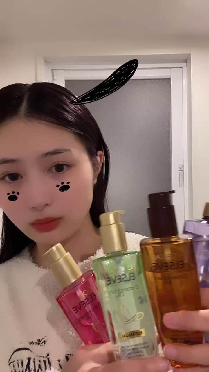 椎名亜美のインスタグラム：「髪の毛がすぐ乾燥しちゃうから副社長も愛用してるロレアル パリ使ってみました✌🥺 エクストラ リッチはダメージヘアに良いからブリーチとかしてる人は是非､､､､🌙 私は髪の毛の広がりが気になるからエクラアンぺリアルでケアしてる！！ ウォータートリートメントは水タイプですごく新感覚だった！​ヒアルロン酸も入ってて滑らかでサラサラの髪になるよ💌 香りも全部いい匂いだから垢抜けグッズとして1本持っとくのオススメ😶‍🌫️♡  ちなみに年に1度のAmazon Black Fridayがちょうど始まったところで 12/2まで20%～30％オフで今だけお得に買えるらしいよ！ みんなもこのリンクからチェックしてみてね♡ https://www.amazon.co.jp/stores/page/8621F5F7-F5EF-453E-A0D4-4914D3E87275?channel=211126_BFW2  #ロレアルパリ #フラワーヘアオイル #8秒ウォータートリートメント #pr  【修正】 ※ハチミツと呼んでたのですが、本商材自体にハチミツは入っておりません。誤解を与えた表現になってしまってごめんなさい！ ※フローラルの香りをフローズンといってしまったのですが、正しくはお花の香りのフローラルです！ ※WaterTreatmentは、EC（Amazonや楽天など）での先行発売のみで、オイルトリートメントは、店頭でもECでも購入可能だよ。 ※WaterTreatmentは、水ではなく「水タイプ」だから、ささっとぬれて放置時間不要なトリートメントだよ。 ※エクラトアンぺリアル → エクラアンペリアル」