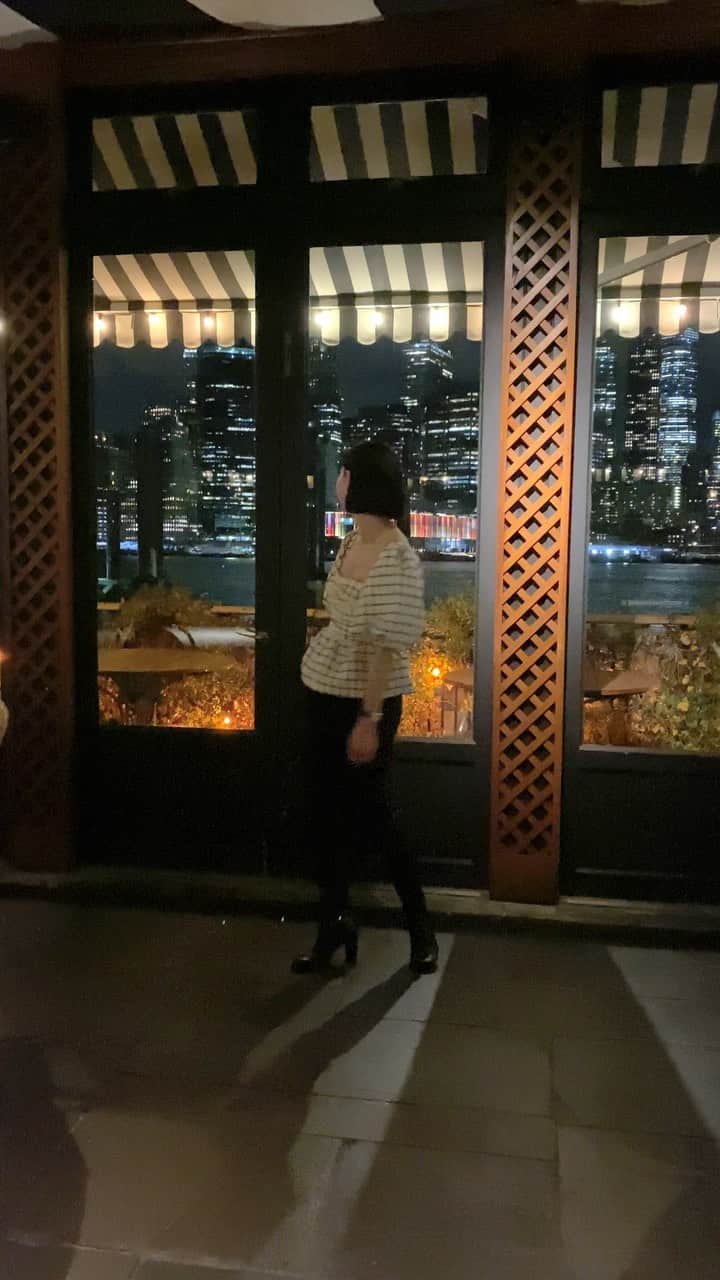 大塚良子のインスタグラム：「誕生日の#ootd  プロポーズのメッカとも言われるこの場所。ハドソンリバー越しに眺めるマンハッタンの夜景はいつ見ても絶景、 NYを感じます。 Tops... @mrselfportrait  Pantp... @miccar_official Boots... @newbottega  @bottegaveneta.bymatthieublazy Bag... @celine  #娘は写真嫌いなので中々一緒に撮れず」