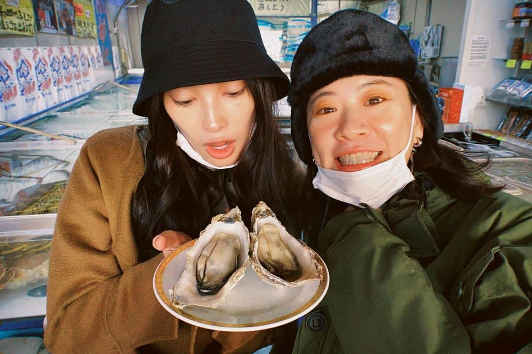 大政絢のインスタグラム：「色んな場所で牡蠣もたくさん食べたなぁ✨ 姉がたくさん写真を撮ってくれました📸✨ 北海道にいる間は雪が降らなかったのですが今はすごい積もっているみたいで毎日雪掻きなど大変だと思いますが体調には気をつけて下さいね❄️✨  #北海道グルメ #牡蠣」