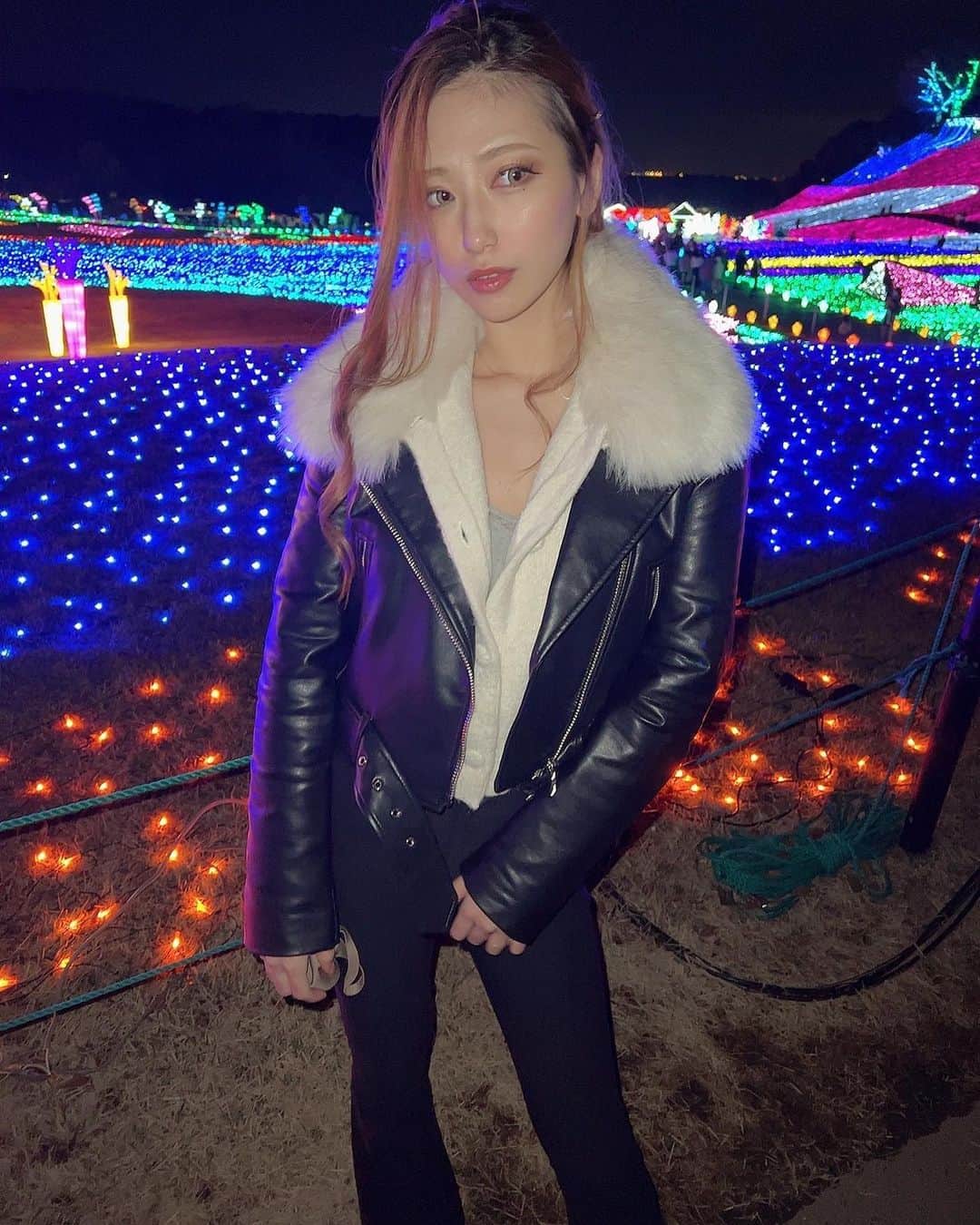 ゆらのインスタグラム：「ドイツ村のイルミネーション🌃  ママ老けないように必死🥱  #ドイツ村 #イルミネーション #年子ママ #11ヶ月 #1ヶ月 #女の子 #年子育児 #10ヶ月差年子 #baby #セルフィー」