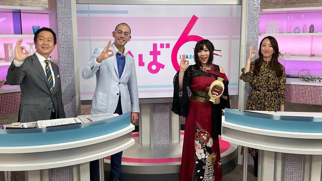 鈴華ゆう子のインスタグラム：「NHK総合「いば6」でした。たっぷりと取り上げていただき、感謝です。アカペラで千本桜と詩吟を少し歌いました。 愛の溢れるスタッフの皆様と。  #いば6  #鈴華ゆう子  #和楽器バンド  #NHK総合  #NHK水戸放送局  #Wagakkibnd」