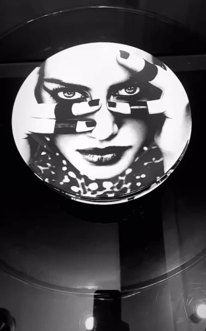 エレン・ヴォン・アンワースのインスタグラム：「Black and White Friday 🖤 With the limited @ellenvonunwerth @gustavsbergsporslin plate collaboration. ORDER now GUSTAVSBERGSPORSLINSFABRIK.COM  #EVUlimited」