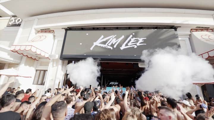 キム・リーのインスタグラム：「One more time before the year ends! Back at @encorebeachclub Night Swim this Wednesday, Dec 1st!! Grab your flights and tickets now   www.WynnNightlife.com   Video | @mikeb_s550」