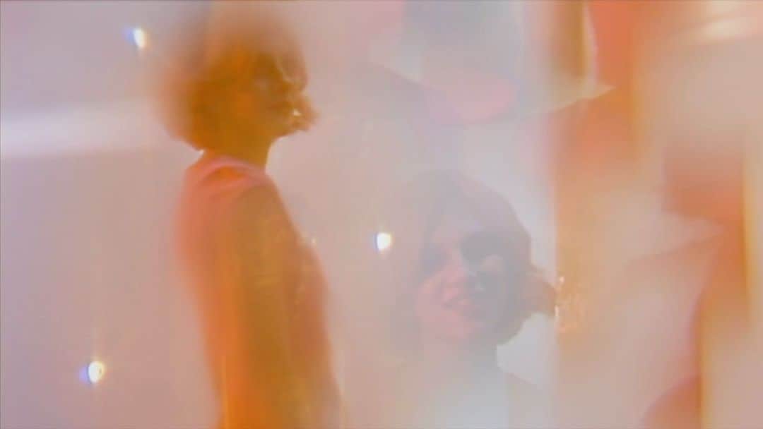 オーブリー・ピープルズのインスタグラム：「HERE IT IS!!! Go stream my @s_w_a_m_p_z album Happy Birthday NOW out everywhere ~link in description~  A huge thank you to my music collaborator Max Whipple @duktheband who is a literal genius and played every instrument on these tracks except for sax which was expertly provided by @rythesax1  More thanks to Greg Hartunian @salvador_charli for his magical studio, @carysinger for killer mixing, & @riley__knapp for a beautiful master. Made my dreams come true 🌀🌀🌀」