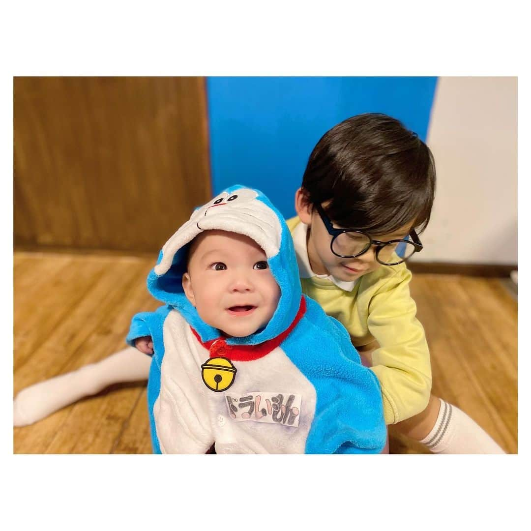 荒川れん子さんのインスタグラム写真 - (荒川れん子Instagram)「Super late post #2🤣 My beloved nephews wore Doraemon and Nobita costumes for Halloween. They loved it😂😂😂 ハロウィンといえば、ボーイズ達はドラえもんとのび太になりました😆 下の子は解ってないだろうけど、お兄ちゃんは幼稚園で大人気だったらしく、好きな子に「またのび太になってきてね❤️」と言われたそうで超ご機嫌でした🤣🤣🤣 . . #japan #hokkaido #halloween #costume #doraemon #nobita #japaneseanime #japanesemanga #boy #kids #beloved #nefew #babyboy #kawaii #coordinate #latepost #日本 #北海道 #ハロウィン #仮装 #ドラえもん #のび太 #のび太コーデ #男の子  #男の子コーデ #遅ればせながら #おばばか #❤️」11月27日 12時06分 - renren_hawaii