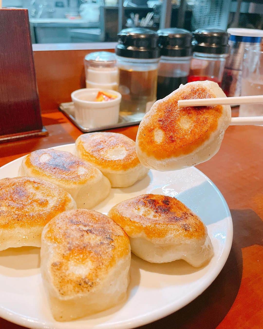 のインスタグラム：「ぎょーざ🥟 #でっかい餃子 #代々木 #餃子 #曽さんの店」