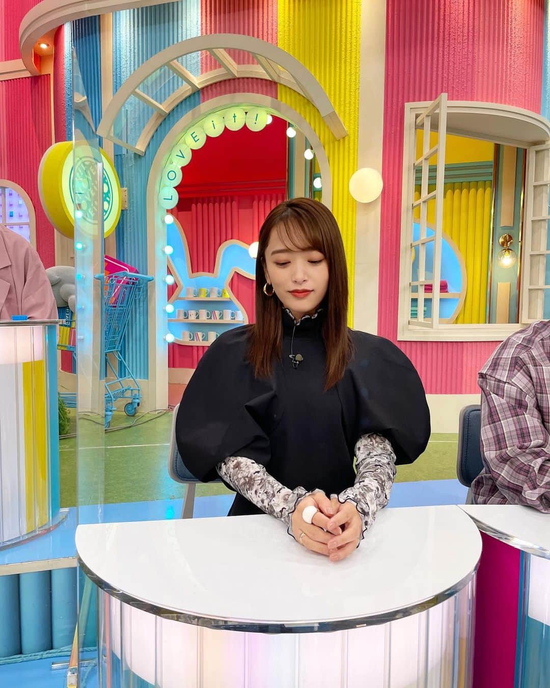 近藤千尋のインスタグラム：「恒例の(？)ラヴィット本番前写真🤳 なんでこんなニヤニヤしてるんだろう☺️笑  めずらしくBLACKコーデ❤️ テレビって明るい色出てるように しているんだけど、、、 たまにはシックに大人っぽく☺️ (喋ったらアウト☺️)  お鍋美味しかったなぁ🍲✨ お鍋の素ランキング、 @tbs_loveit  に載ってるよ✊  見逃した方はTVerで見てね📺❣️❣️  ワンピース @comfort_embracement @jack_joat  シアートップス @provoke_design_boutique  ピアス @brie_leon  リング @stellarhollywood  シューズ @dianashoespress」