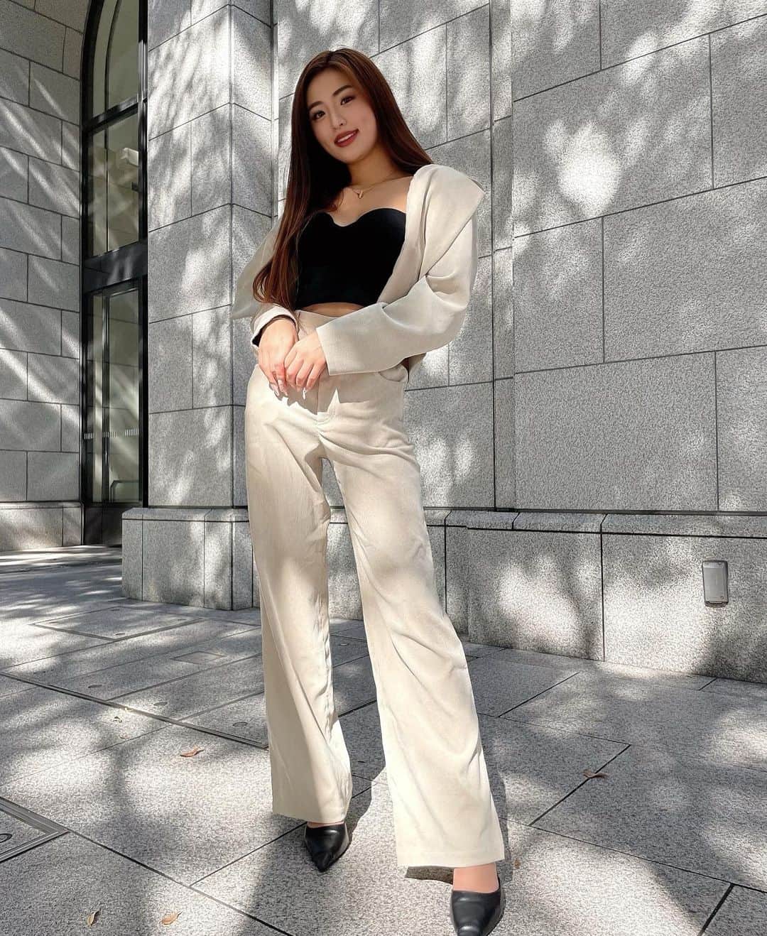 MIYABIのインスタグラム：「こんにちは🌞  だんだん寒くなってきましたね🥶 皆様、風邪引かないように体調管理しっかりしてくださいね🥰  551の豚まん食べながら帰りまぁす🚄🐷」