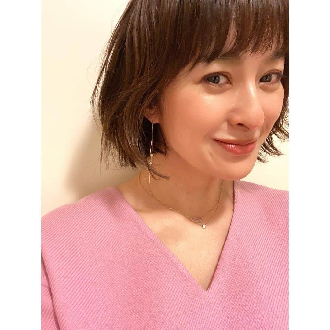 秋本祐希さんのインスタグラム写真 - (秋本祐希Instagram)「ドレスコードがピンクだった日 珍しくアイメイクもピンクにしてみた。 @celvoke.jp holiday限定パレット🎄 左上の深いパープルを指でのせて 右上のピンクを重ねると絶妙なピンクに✨ 左下は下瞼のキワにのせました。 ピンク系シャドウ 柔らかい雰囲気でたまにはいいね☺︎ #celvoke #holiday限定 #eyemakeup #eyeshadow  #cosmetics」11月27日 12時46分 - ayuuki0908