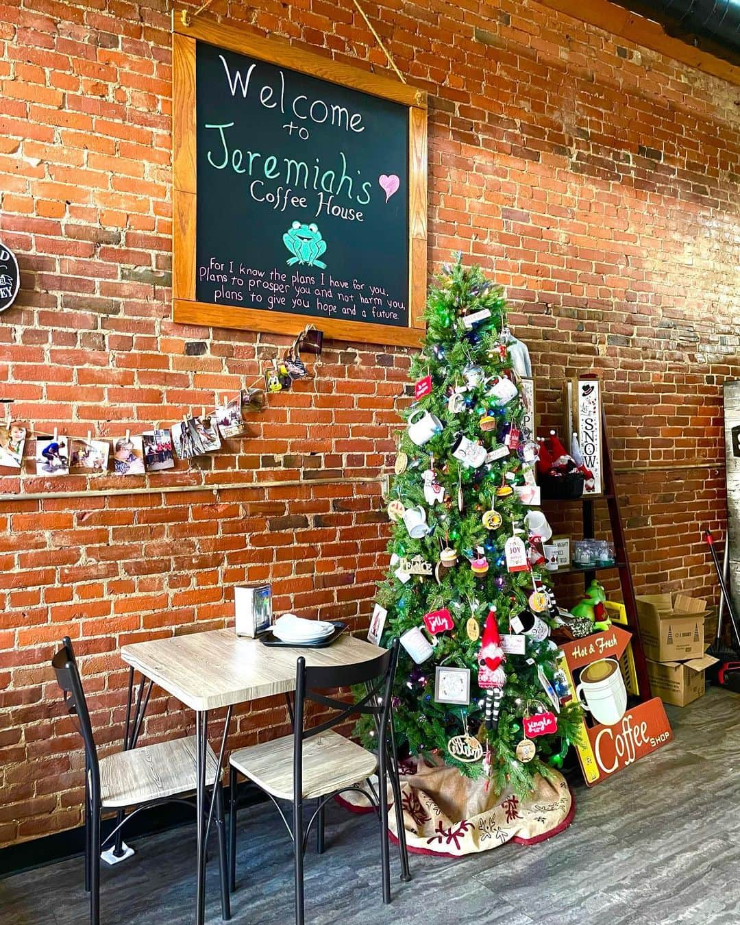 村主章枝さんのインスタグラム写真 - (村主章枝Instagram)「Mini cute Christmas tree🎄  Jeremiah’s coffee @jeremiahscoffeeco has so many Flavored coffees☕️☕️☕️ I tried butter pecan flavored. It was good combination of roasting and sweet flavor. Check out 😋  小さな、可愛いクリスマスツリー🎄 こちらのコーヒー屋さん@jeremiahscoffeeco には沢山のフレーバーコーヒーがありました☕️☕️☕️  私は、バターピーカン味を試してみました。香ばしい味と甘さの相性が良かったです。是非、試してみてね😋 #coffeeshop」11月27日 4時40分 - fumie.suguri